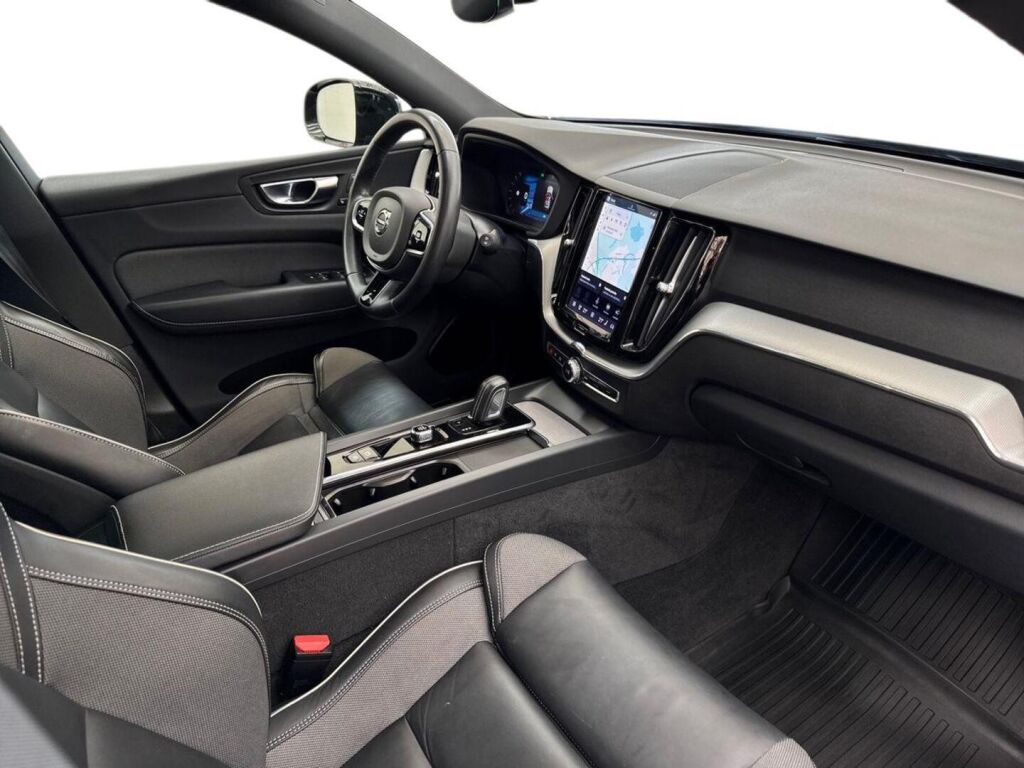 Volvo XC60 2022 Musta