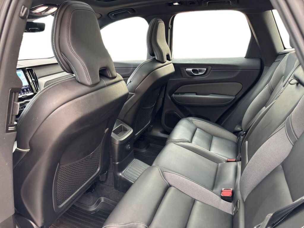 Volvo XC60 2022 Musta