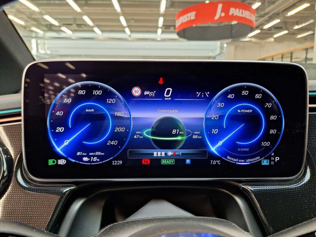 Mercedes-Benz EQE 2024 Punainen