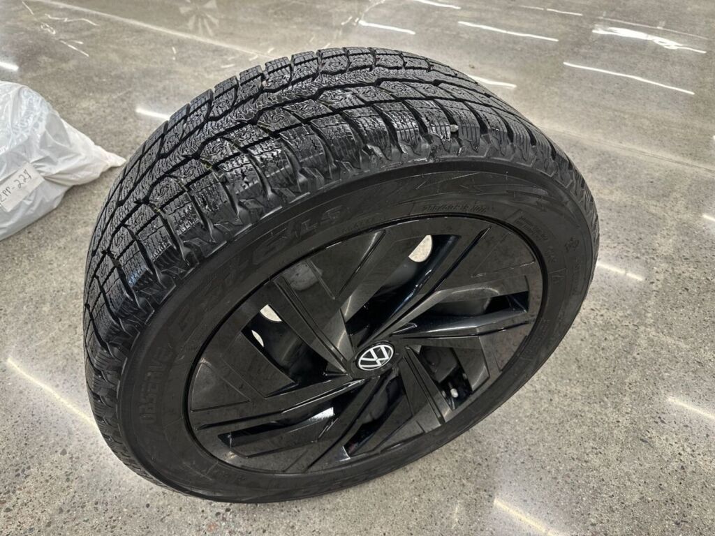 Volkswagen ID.4 2022 Musta