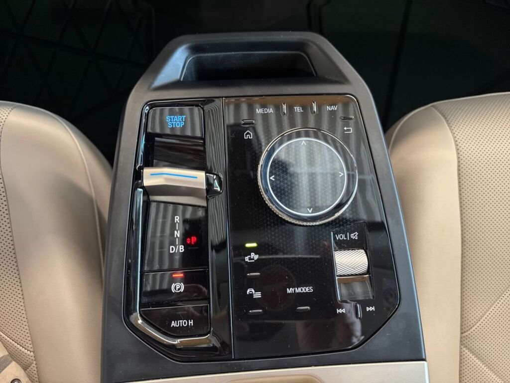 BMW iX 2022 Musta