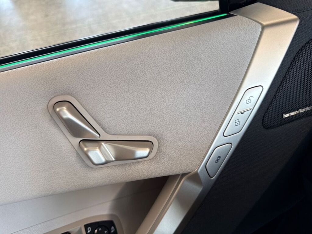 BMW iX 2022 Musta