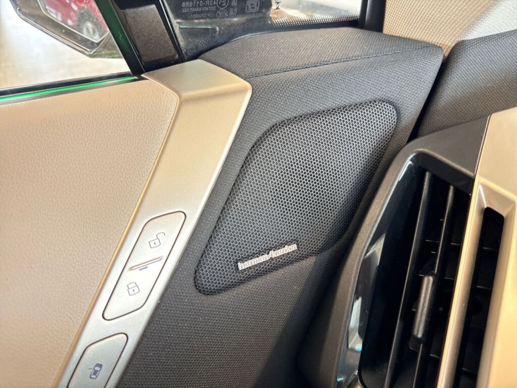 BMW iX 2022 Musta
