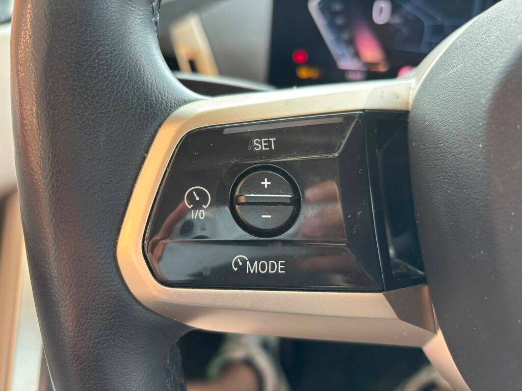 BMW iX 2022 Musta