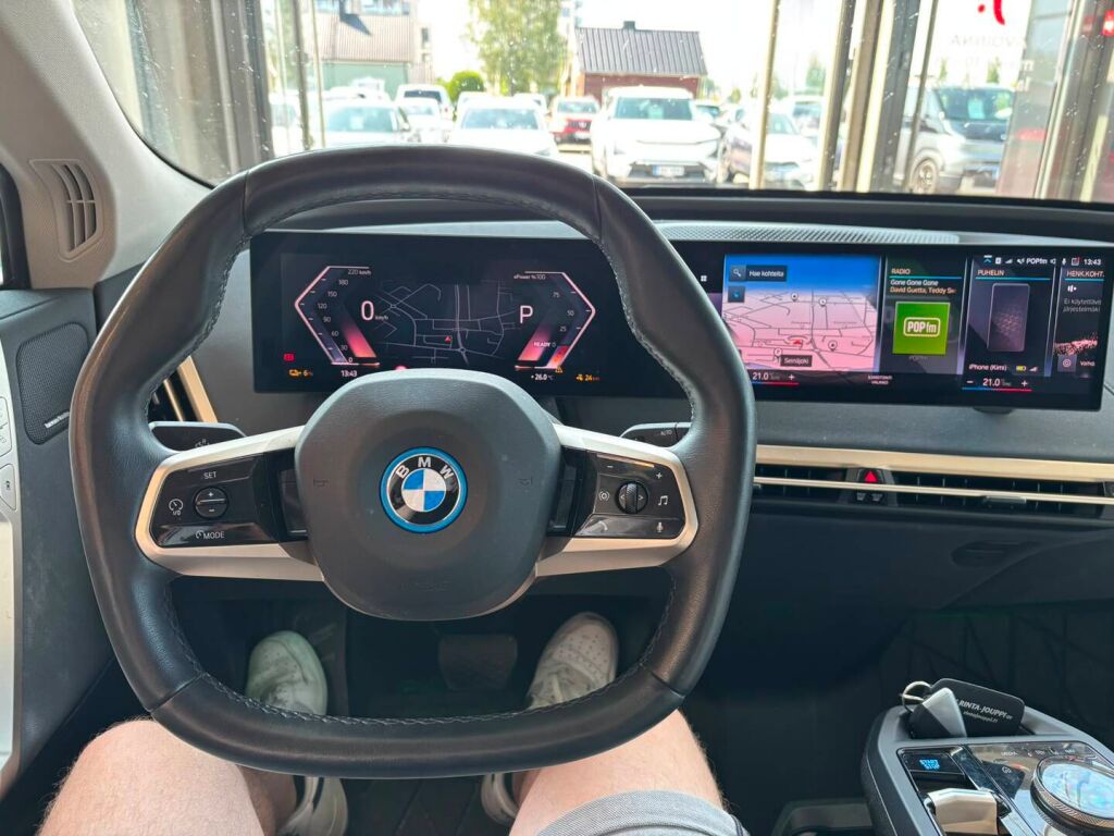 BMW iX 2022 Musta