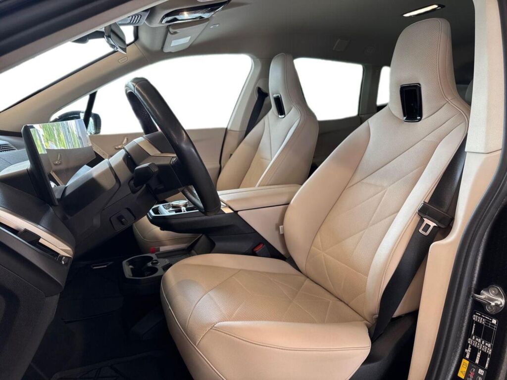 BMW iX 2022 Musta