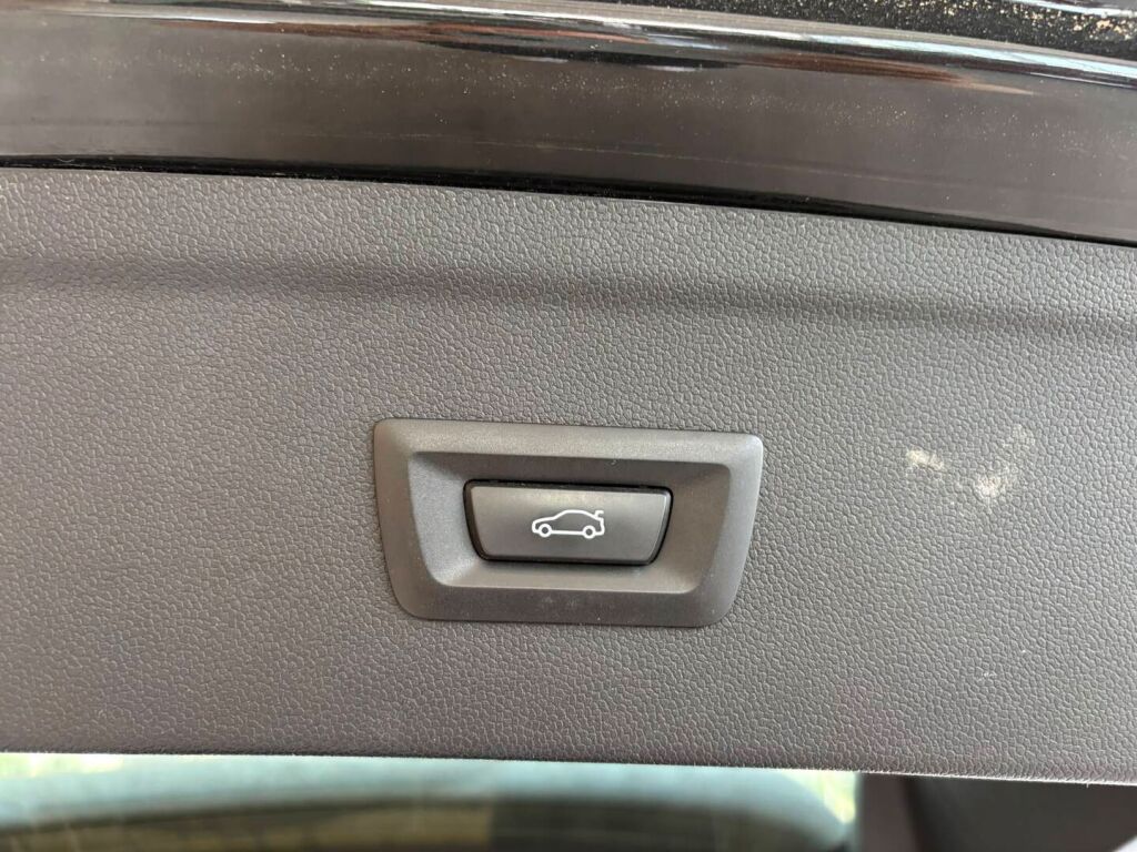 BMW iX 2022 Musta