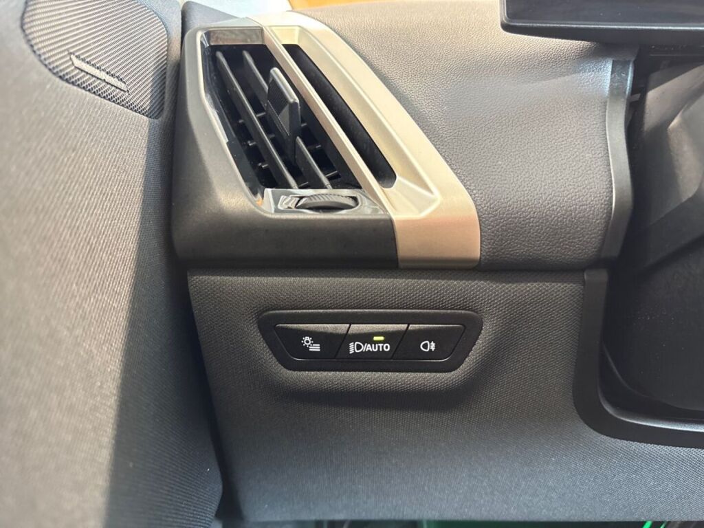 BMW iX 2022 Musta