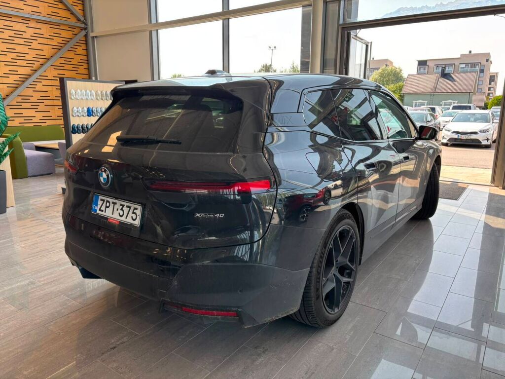 BMW iX 2022 Musta