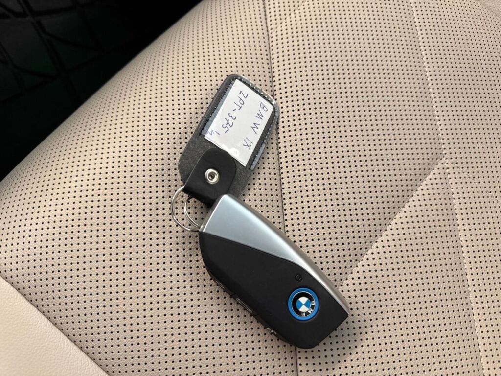BMW iX 2022 Musta