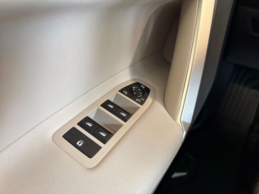 BMW iX 2022 Musta