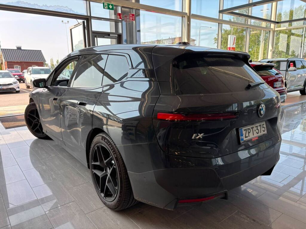BMW iX 2022 Musta