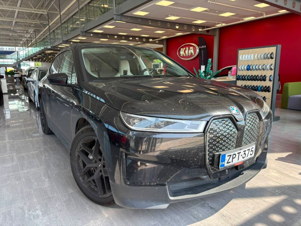 BMW iX 2022 Musta
