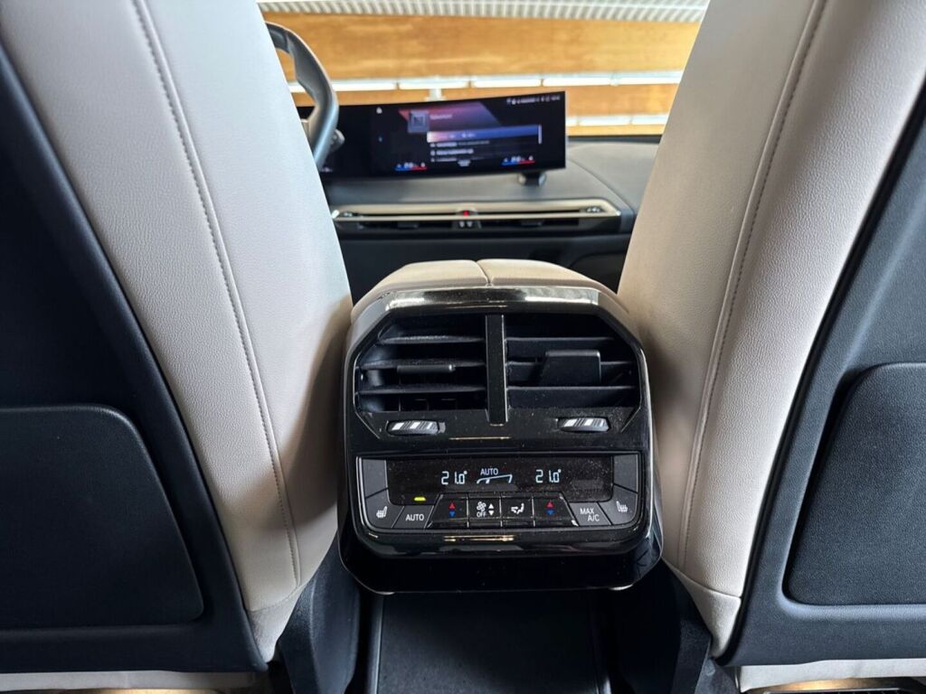 BMW iX 2022 Musta