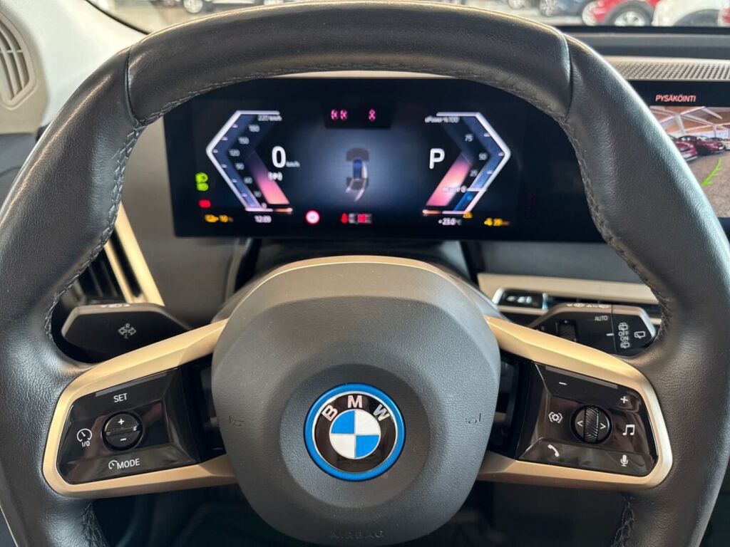 BMW iX 2022 Musta