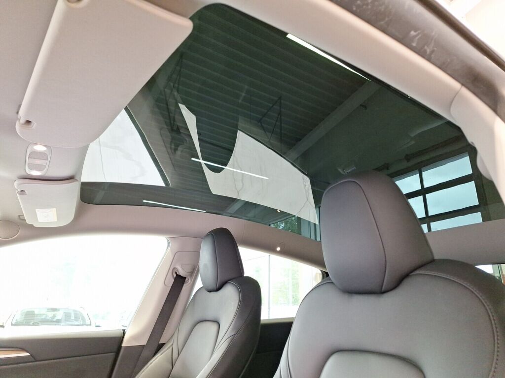 Tesla Model Y 2022 Punainen