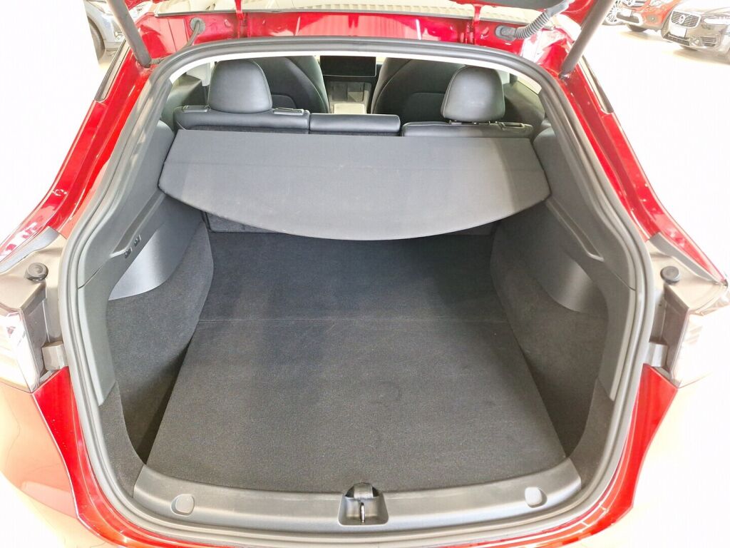 Tesla Model Y 2022 Punainen