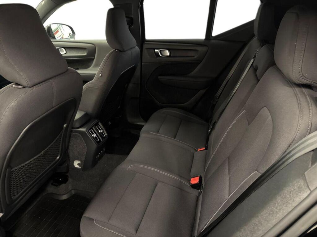 Volvo XC40 2023 Musta