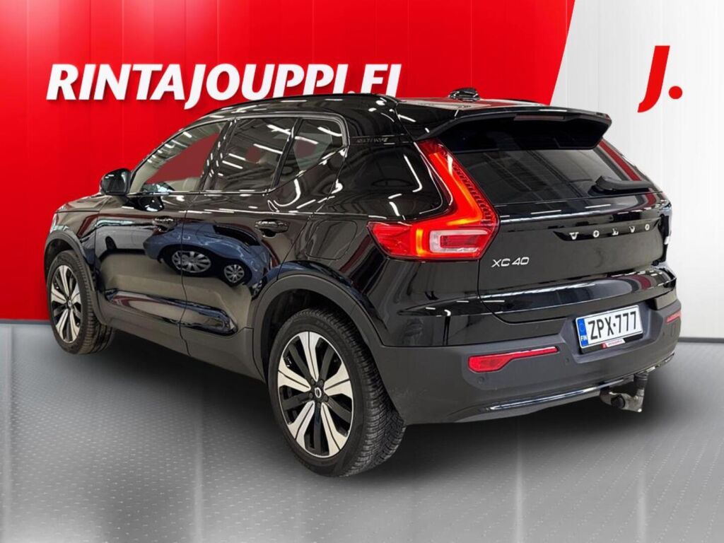 Volvo XC40 2023 Musta