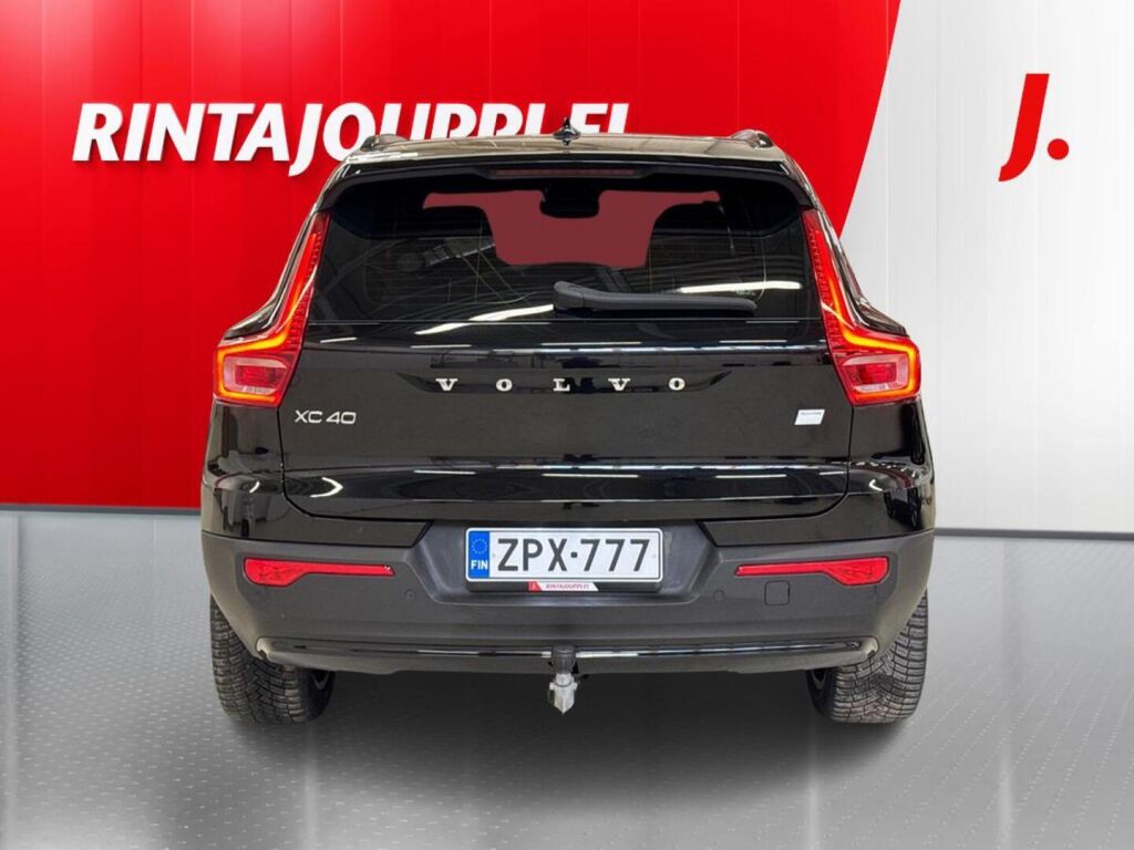 Volvo XC40 2023 Musta