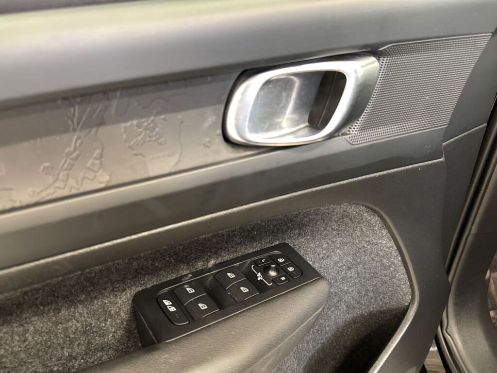 Volvo XC40 2023 Musta
