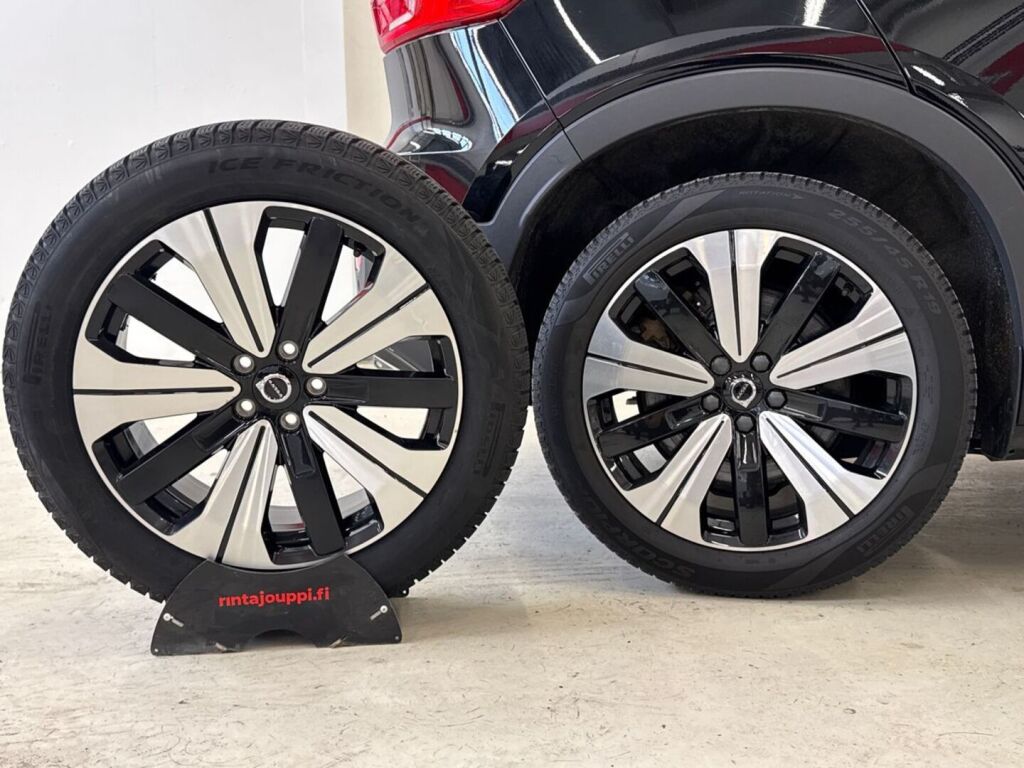 Volvo XC40 2023 Musta