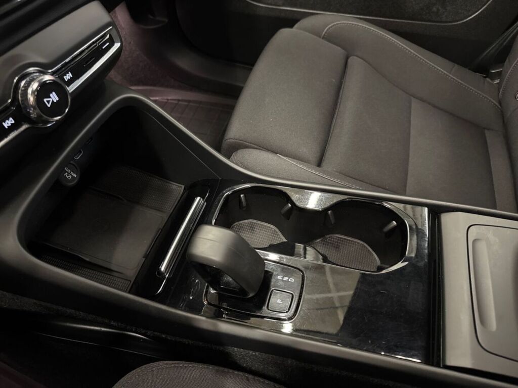 Volvo XC40 2023 Musta