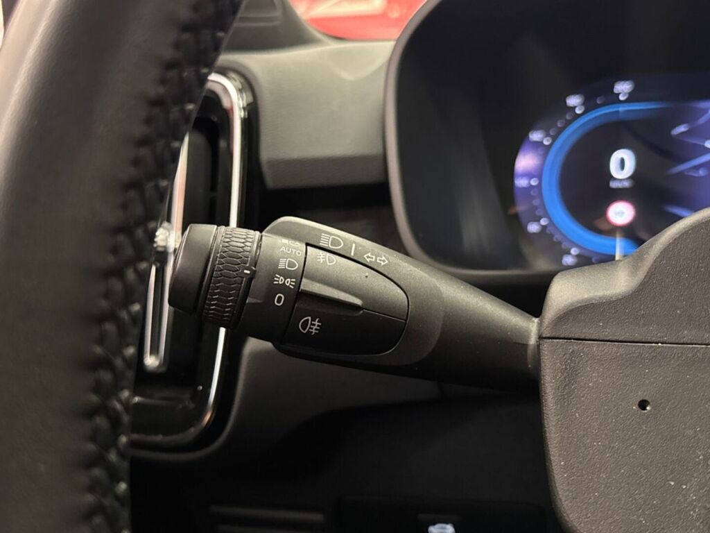 Volvo XC40 2023 Musta