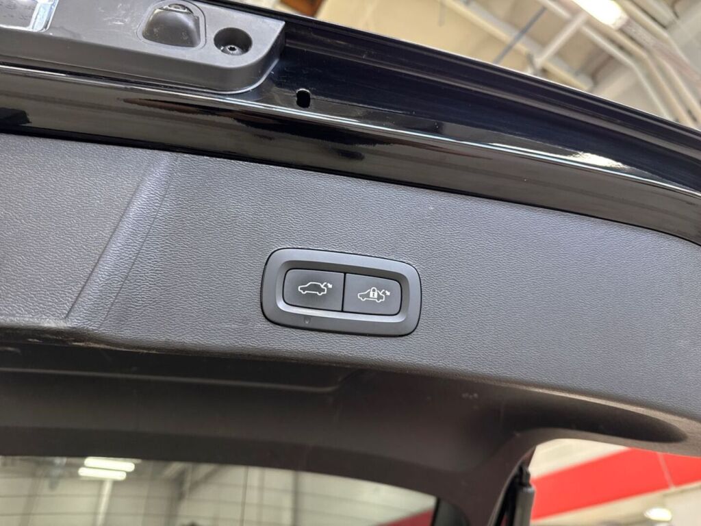 Volvo XC40 2023 Musta