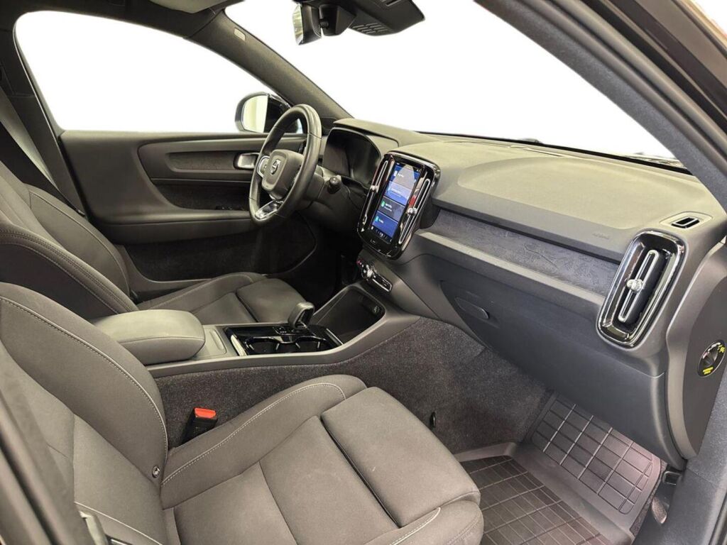 Volvo XC40 2023 Musta
