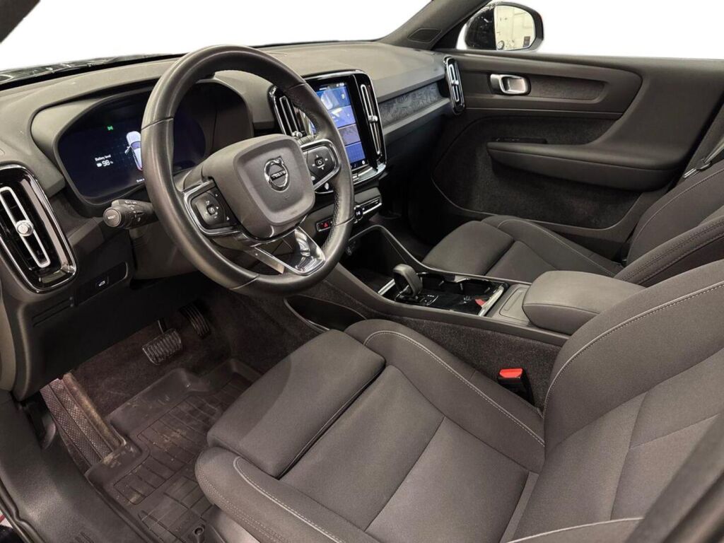 Volvo XC40 2023 Musta