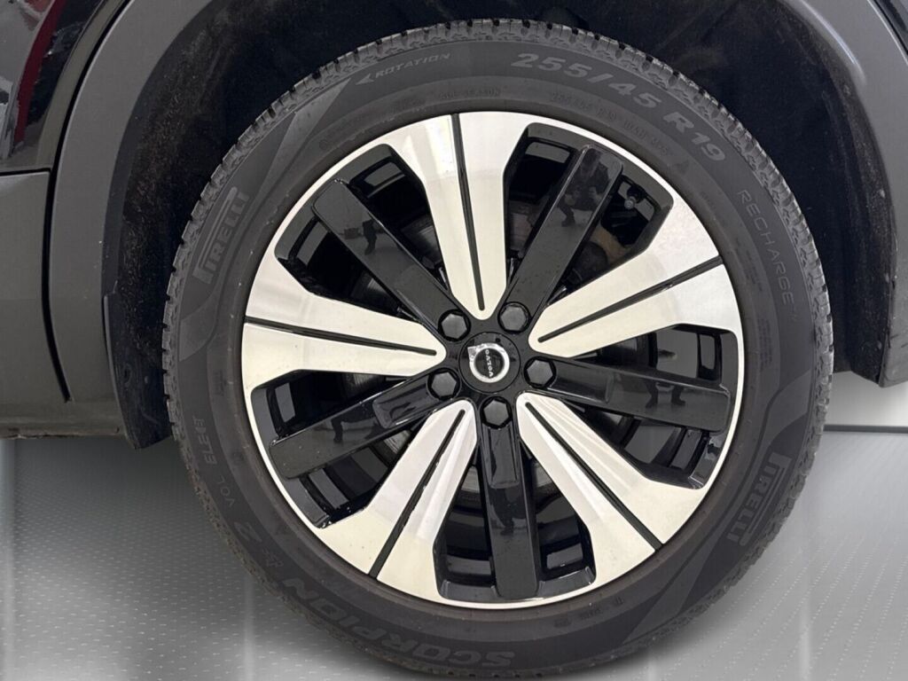 Volvo XC40 2023 Musta
