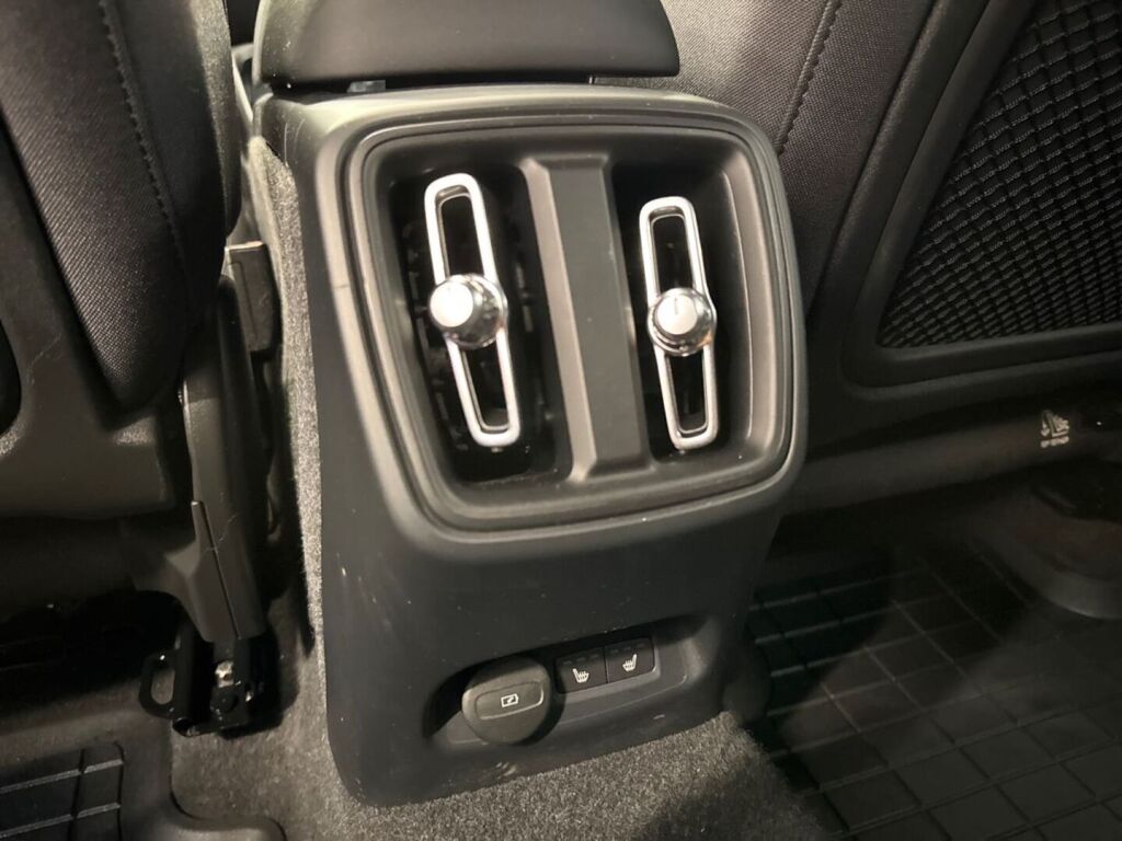 Volvo XC40 2023 Musta