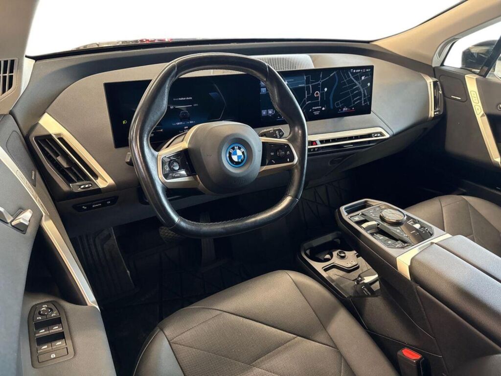 BMW iX 2022 Musta