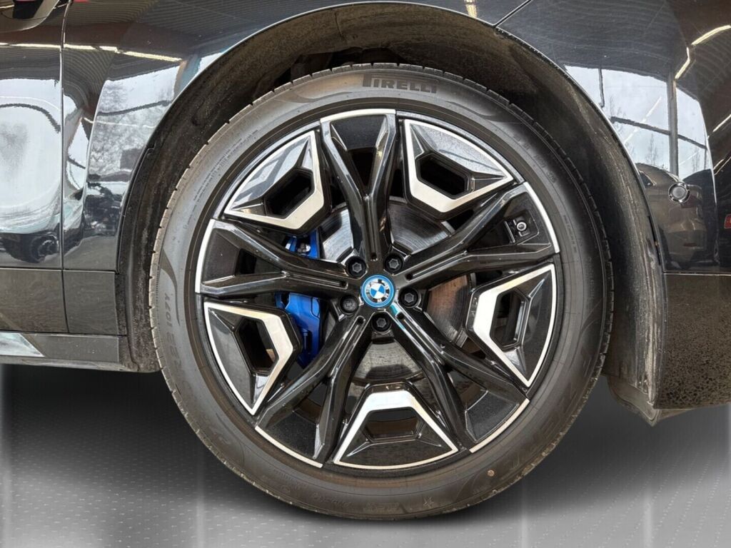 BMW iX 2022 Musta