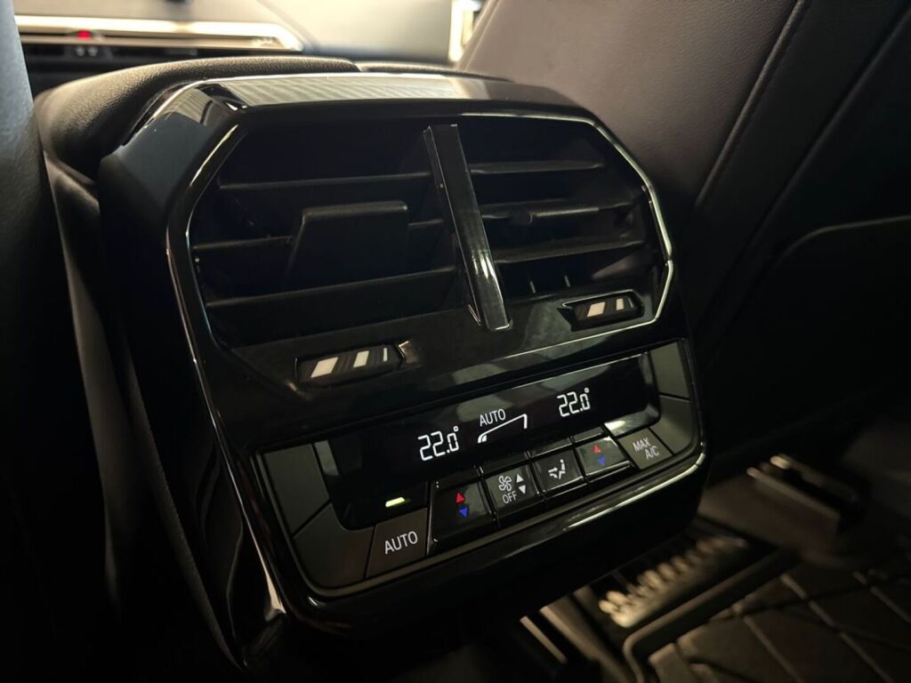 BMW iX 2022 Musta