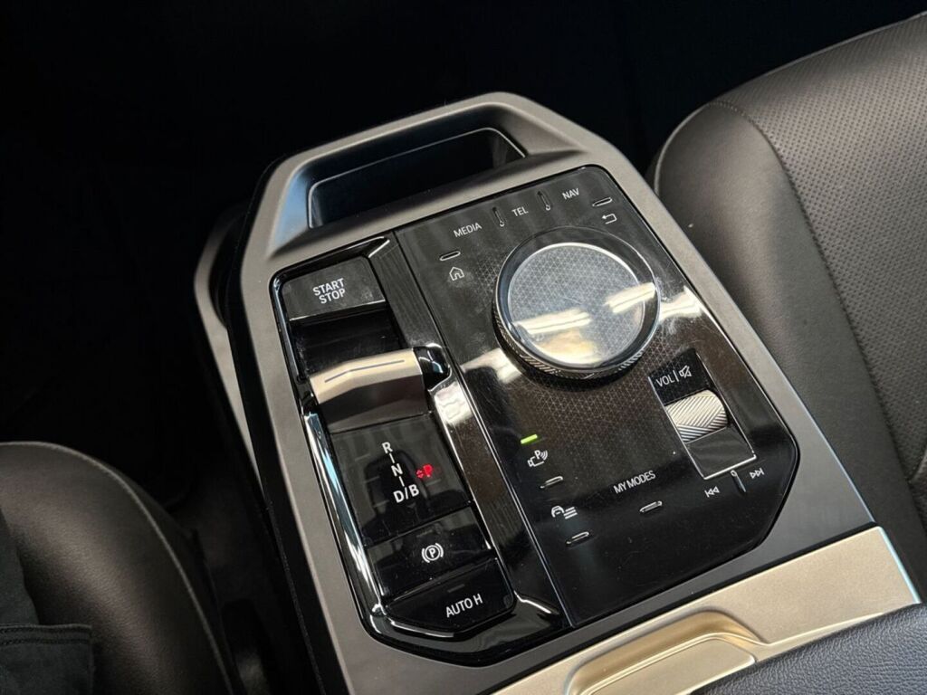 BMW iX 2022 Musta