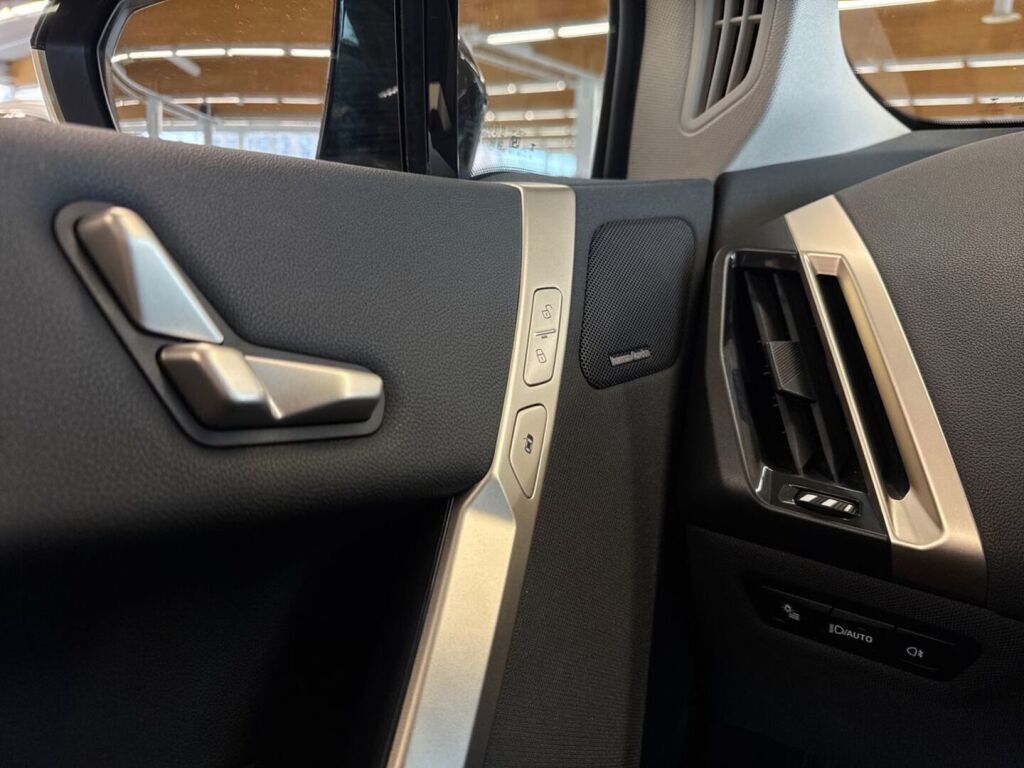 BMW iX 2022 Musta