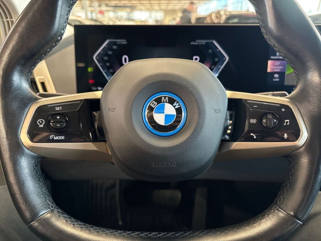 BMW iX 2022 Musta