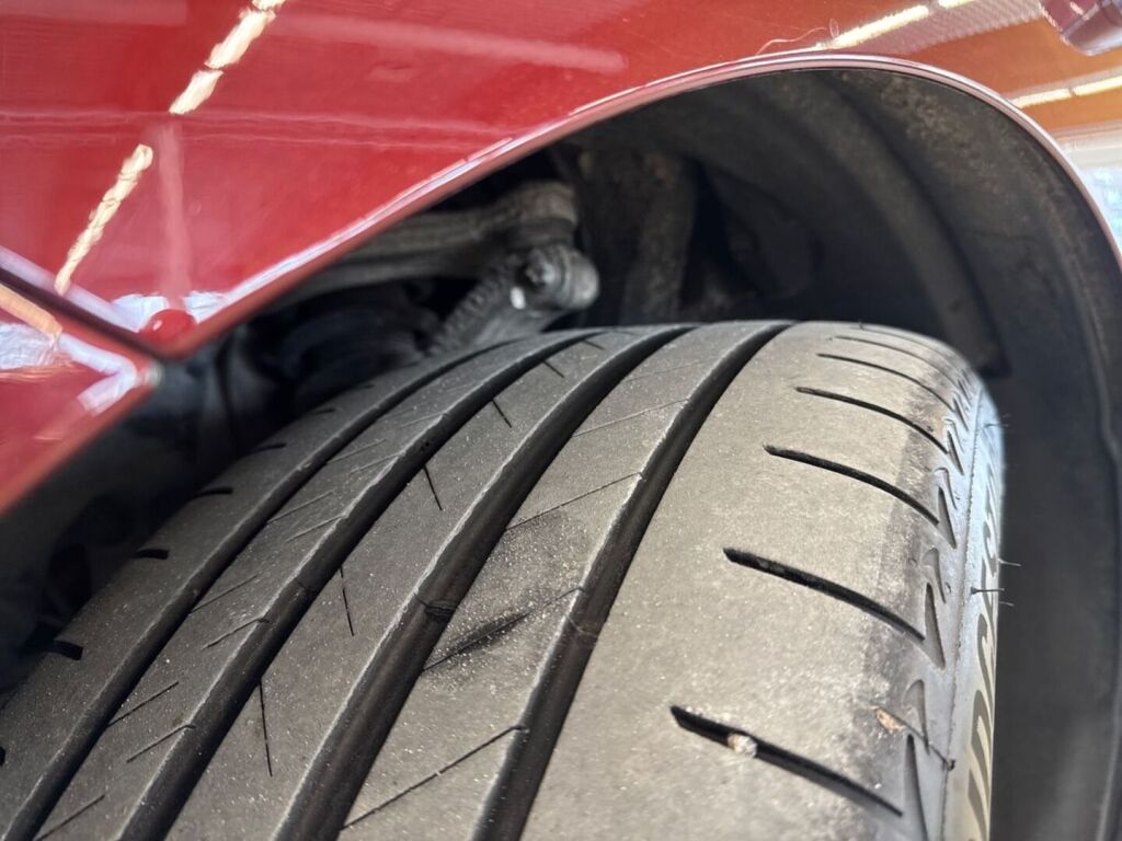 BMW iX 2023 Punainen