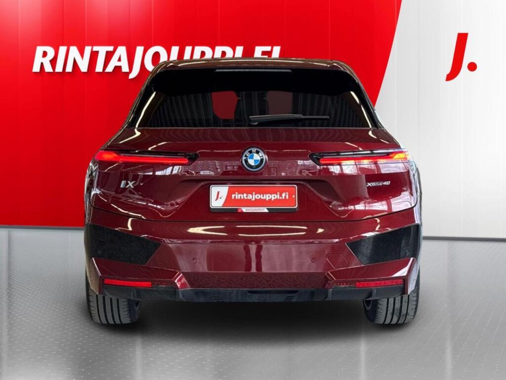BMW iX 2023 Punainen