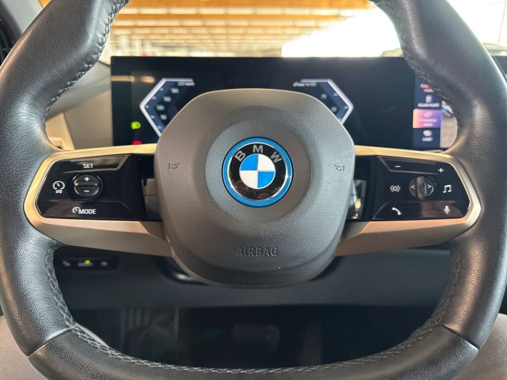 BMW iX 2023 Punainen