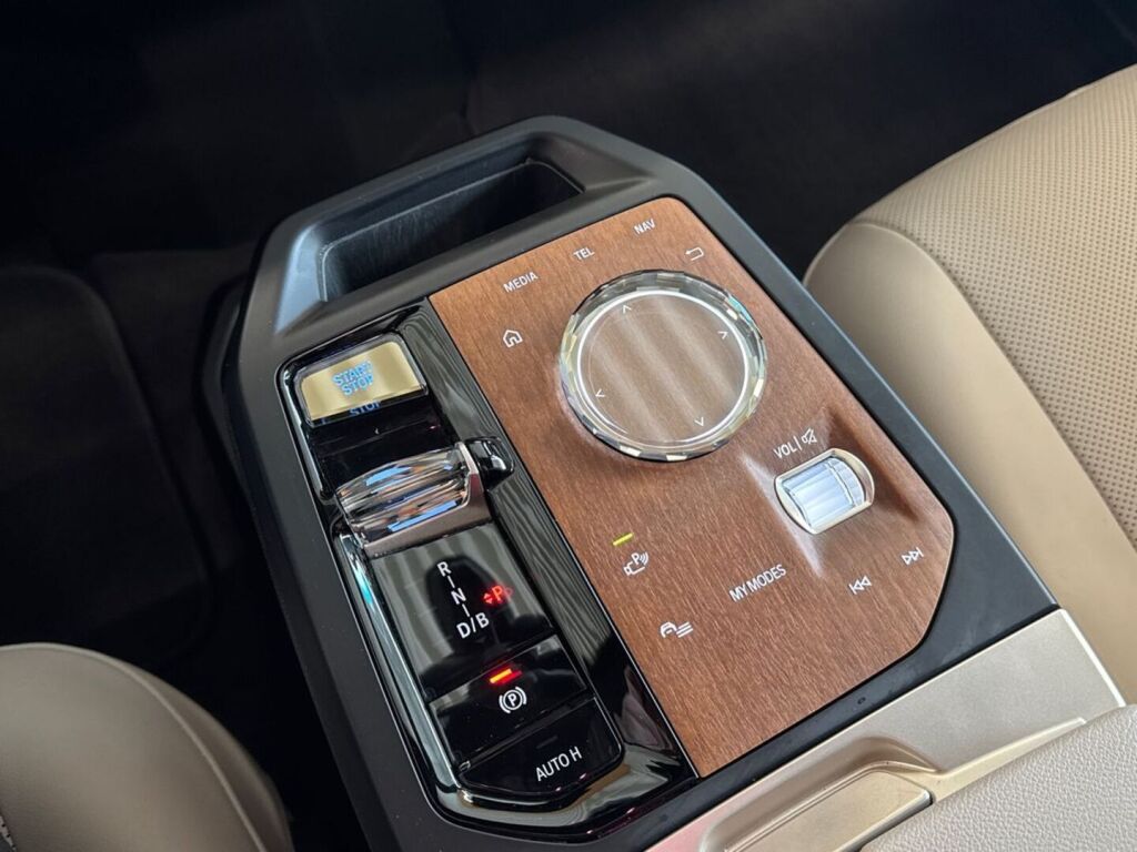 BMW iX 2023 Punainen