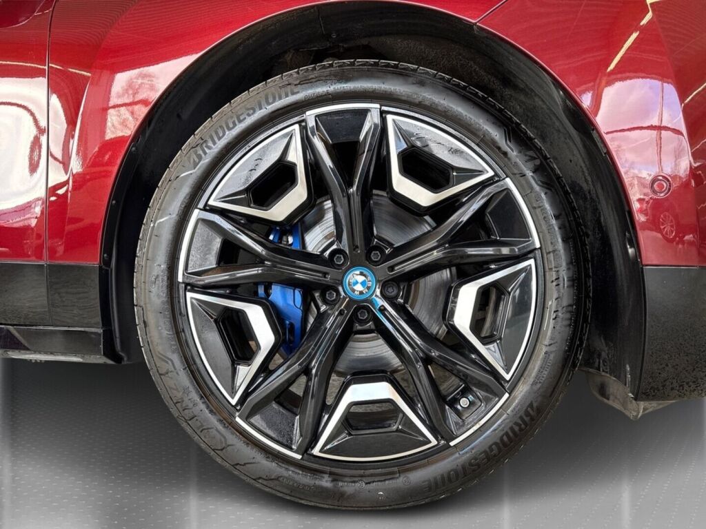 BMW iX 2023 Punainen