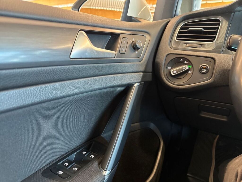 Volkswagen Golf 2019 Valkoinen