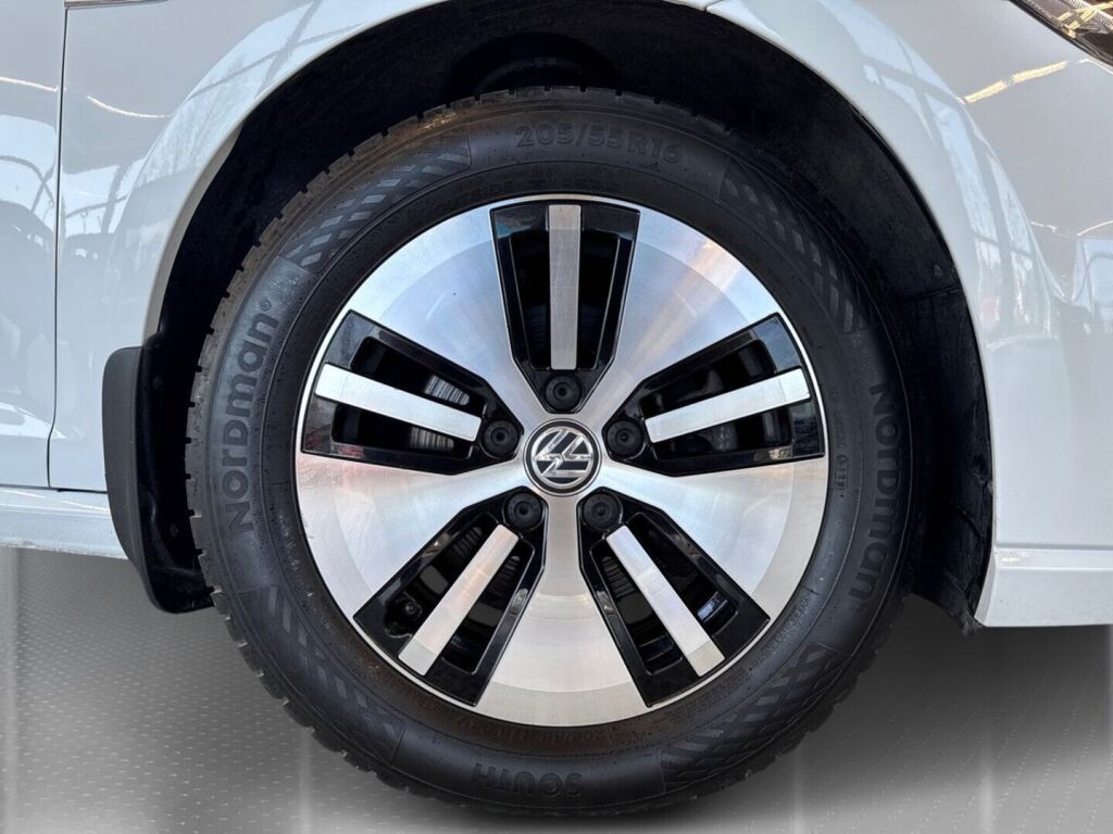 Volkswagen Golf 2019 Valkoinen