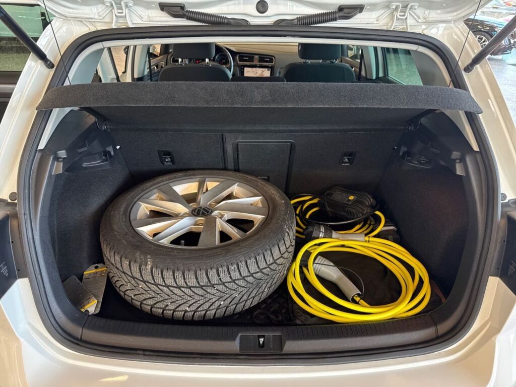 Volkswagen Golf 2019 Valkoinen