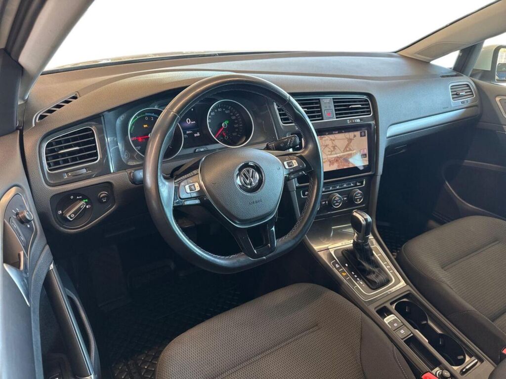 Volkswagen Golf 2019 Valkoinen