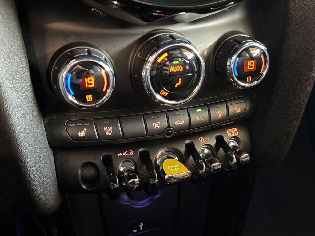 Mini Hatchback 2023 Sininen