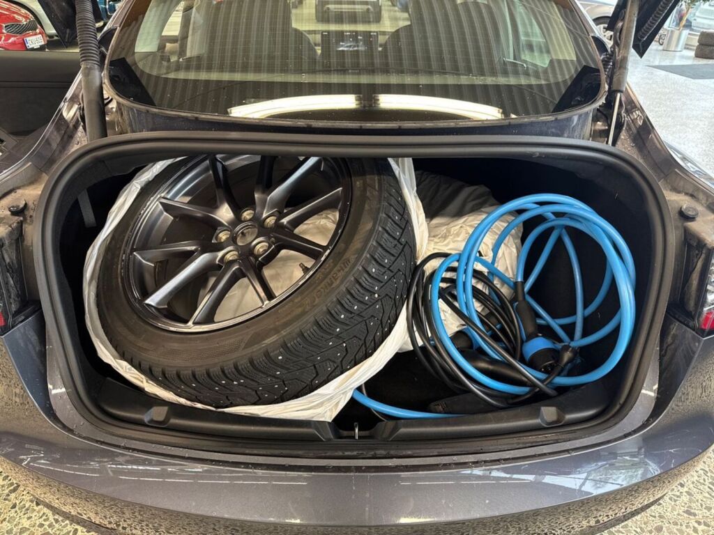 Tesla Model 3 2023 Harmaa